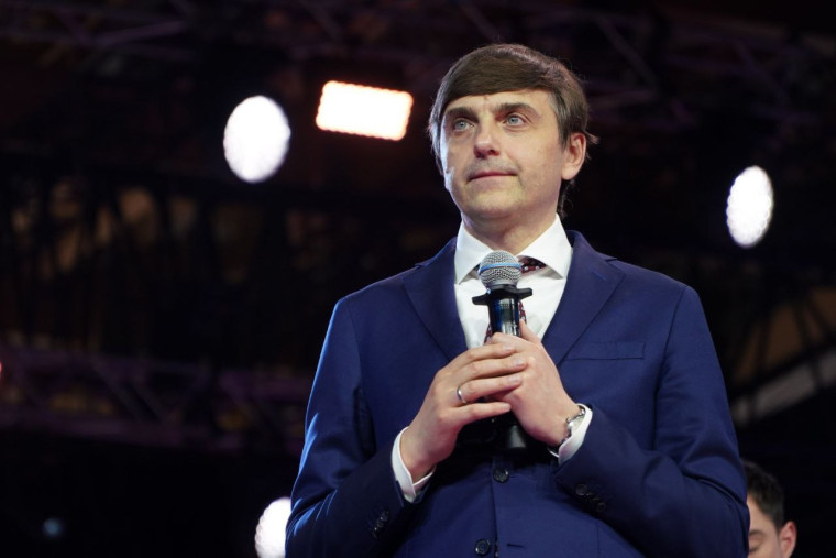 Министр просвещения России Сергей Кравцов на Просветительском марафоне «Знание.Первые» представил новый учебник по истории для 11-х классов.